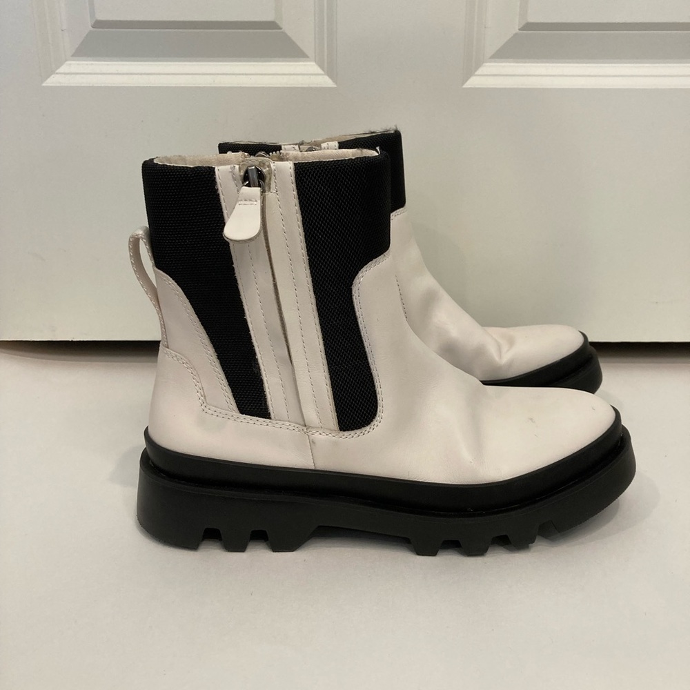 Like New Vince Camuto Kaskona Boots,‎ Size Women’s 9, Coconut Cream, lug sole - Picture 6 of 11